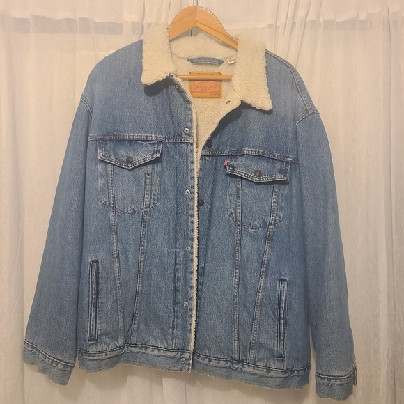 Levi Strauss & CO Other - Levi sherpa light denim jacket